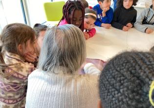 Moment intergénérationnel entre une personne âgée et des enfants