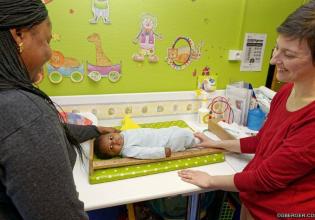 Consultation de PMI : professionnelle, maman et son bébé