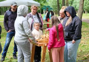 Famille participant à une activité nature