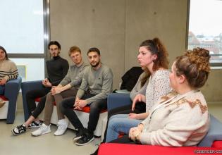 Jeunes discutant de leurs projets