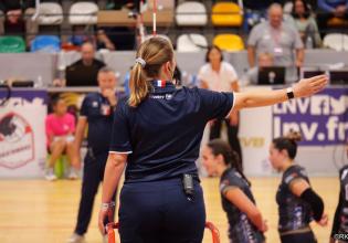 Femme arbitrant un match de volley