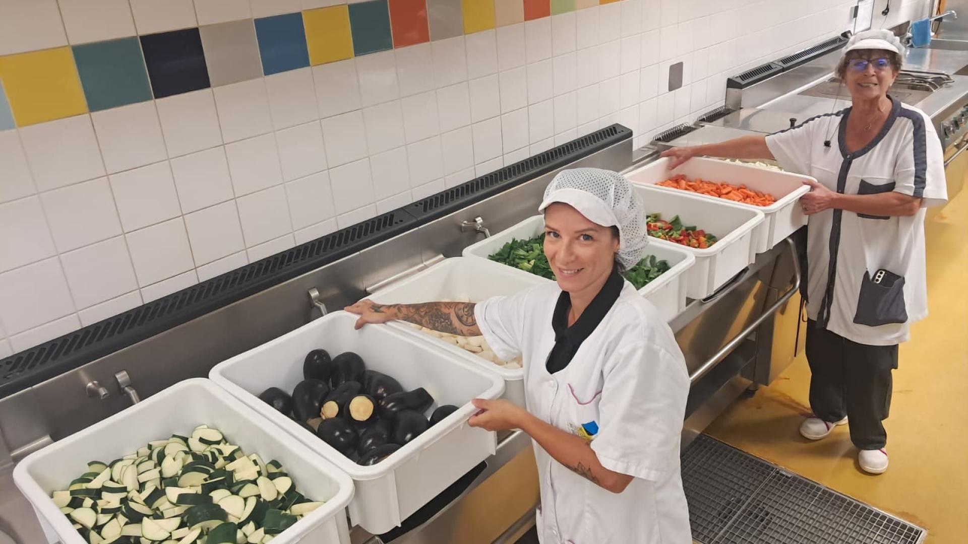 Agents de restauration du collège de Pont-à-Mousson - Agrandir l'image, fenêtre modale