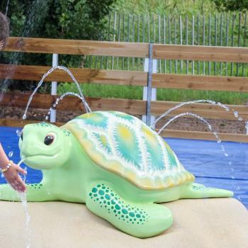 Fillette profitant de jeux d'eau - vacances