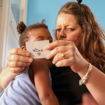 Une enfant et une éducatrice