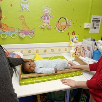 Consultation de PMI : professionnelle, maman et son bébé