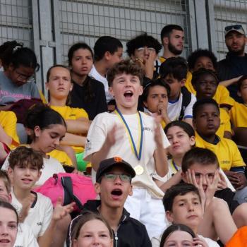 Collégiens supporters dans les tribunes
