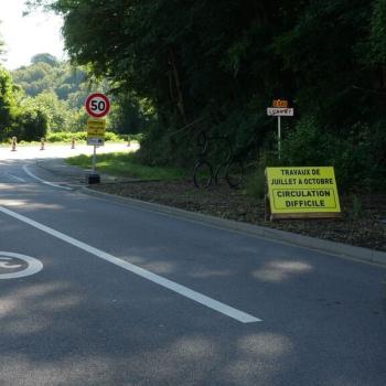 Panneaux de signalisation sur une chaussée en travaux