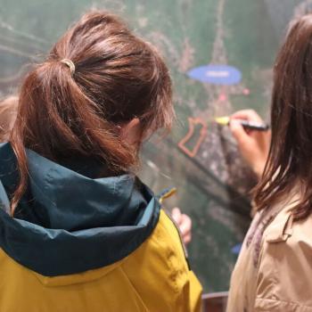 Deux femmes annotant un plan