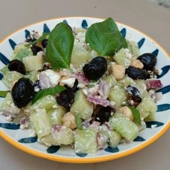 Salade bena méditerranéenne dans une assiette