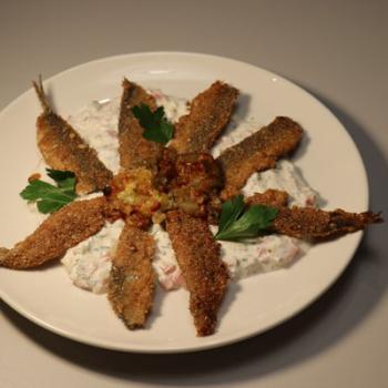 Sardines panées dressées sur une assiette