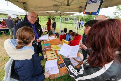 Collégiens parcourant des livres sur un stand - Agrandir l'image 2 sur 4, fenêtre modale