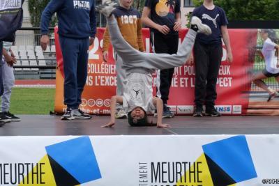 Collégiens faisant une figure de hip hop - Agrandir l'image 3 sur 5, fenêtre modale