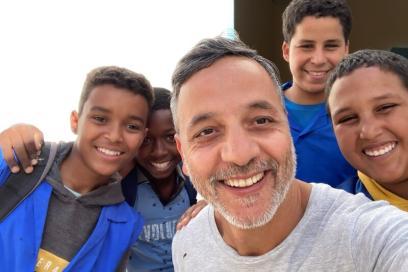 Photo de groupe avec un bénévole et 4 jeunes - Agrandir l'image, fenêtre modale