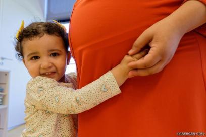 Fillette enlaçant une femme enceinte - Agrandir l'image, fenêtre modale