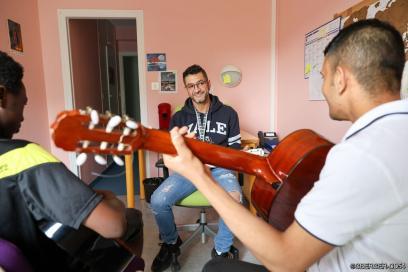 Liens intergénérationnels entre des jeunes et un éducateur - Agrandir l'image, fenêtre modale