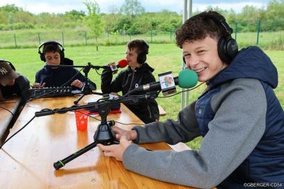 Collégiens au micro d'une webradio - Agrandir l'image, fenêtre modale