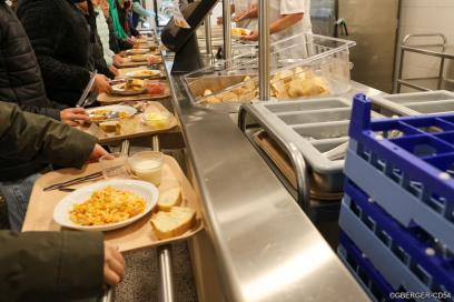 Cantine de Blenod : plateaux au self - Agrandir l'image, fenêtre modale