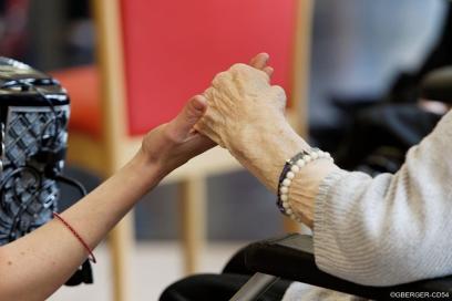 Aidant et personne âgée se tenant la main - Agrandir l'image, fenêtre modale