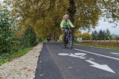 Personne âgée pratiquant le vélo sur une véloroute - Agrandir l'image, fenêtre modale