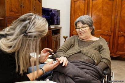 Aide à domicile avec une personne handicapée - Agrandir l'image, fenêtre modale