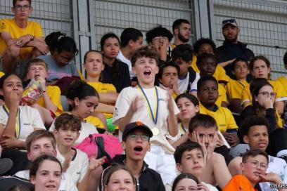 Collégiens supporters dans les tribunes - Agrandir l'image, fenêtre modale
