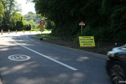 Panneaux de signalisation sur une chaussée en travaux - Agrandir l'image, fenêtre modale
