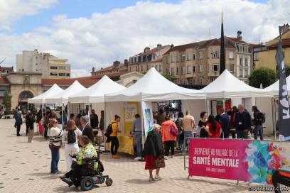 Chapiteaux du Village de la santé mentale place Charles 3 - Agrandir l'image, fenêtre modale