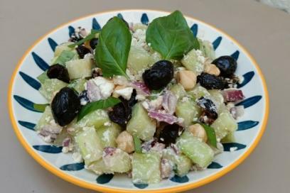 Salade bena méditerranéenne dans une assiette - Agrandir l'image, fenêtre modale